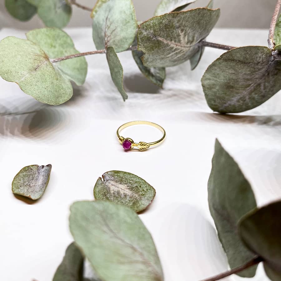 Prsten ze žlutého zlata s rubínem