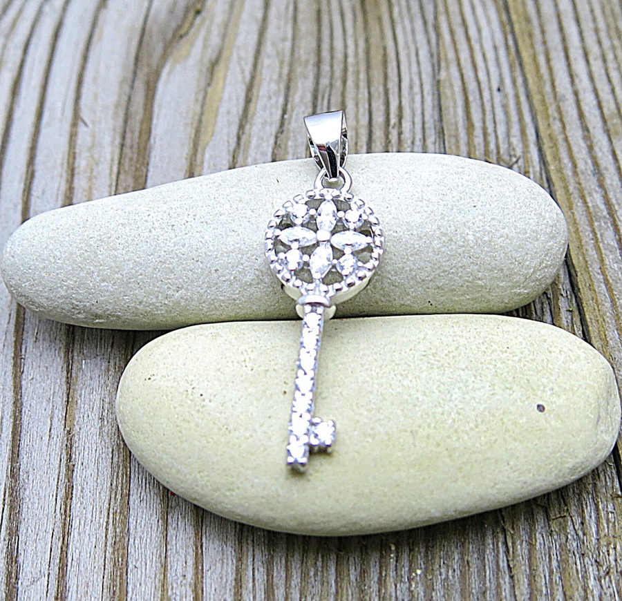 Klíč přívěsek stříbrný se zirkony, symbol klíče od nebeské brány