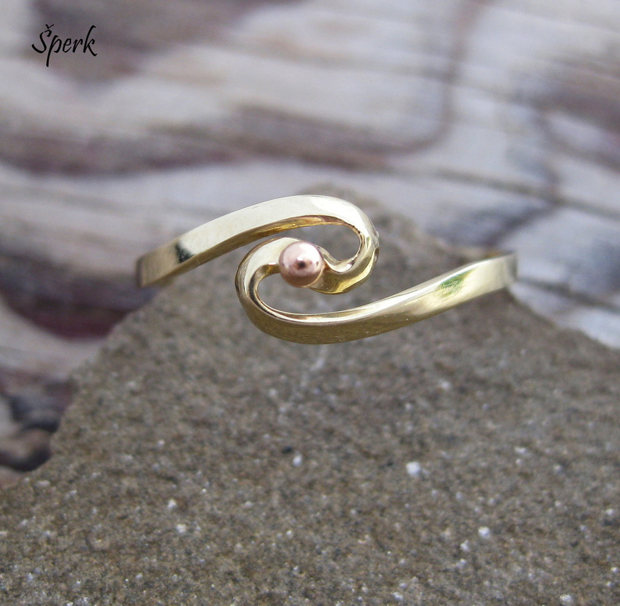 Zajímavý zlatý prsten ve spirále s něžnou narůžovělou perlou