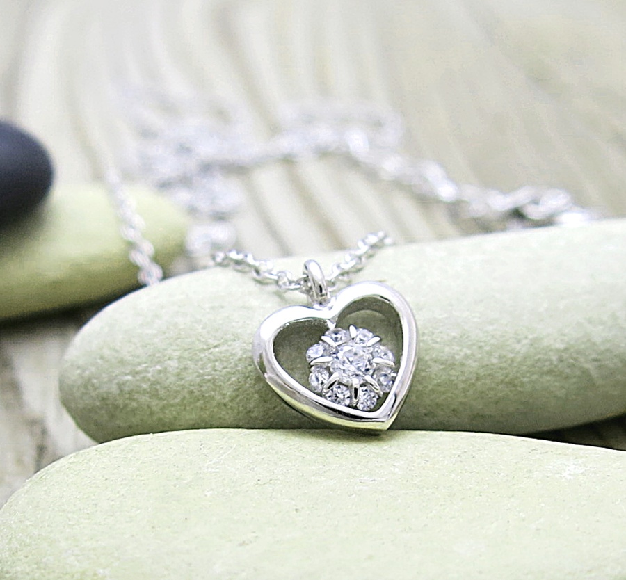 Jemný stříbrný náhrdelník srdce se zirkony jako dárek z pravé lásky