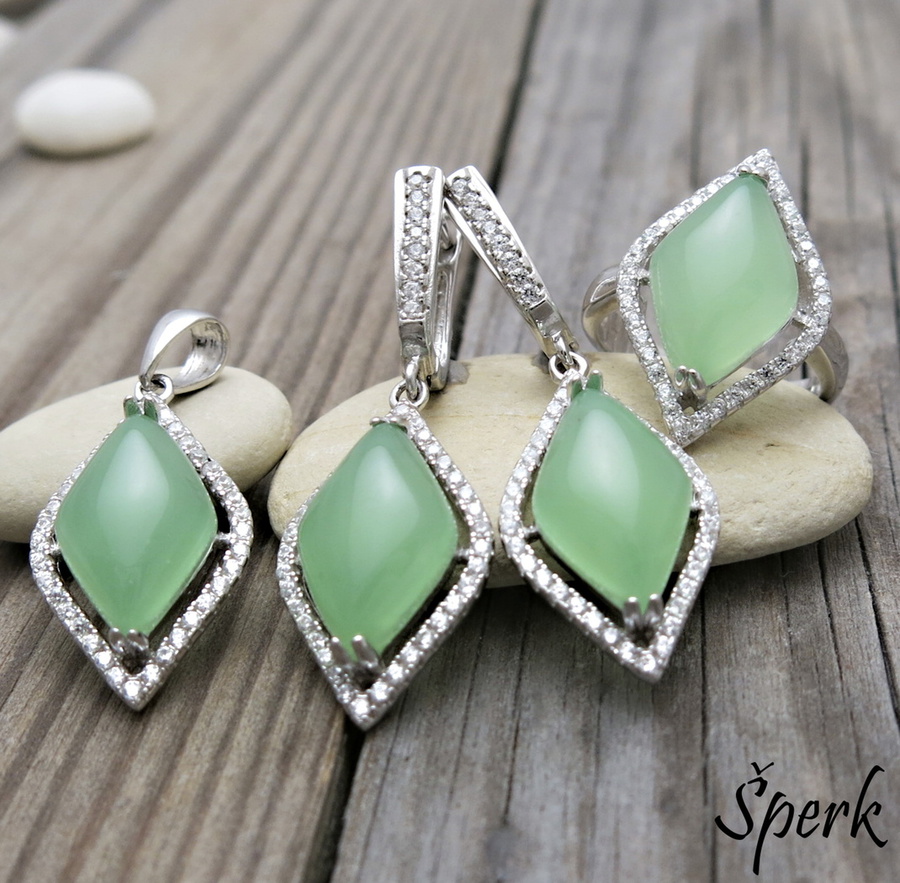 Stříbrná souprava šperků se zelenými kameny