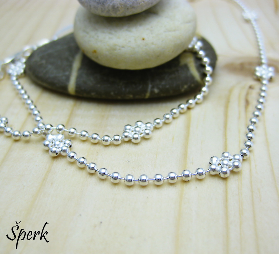 Ojedinělý stříbrný náhrdelník s kuličkami a kytičkami
