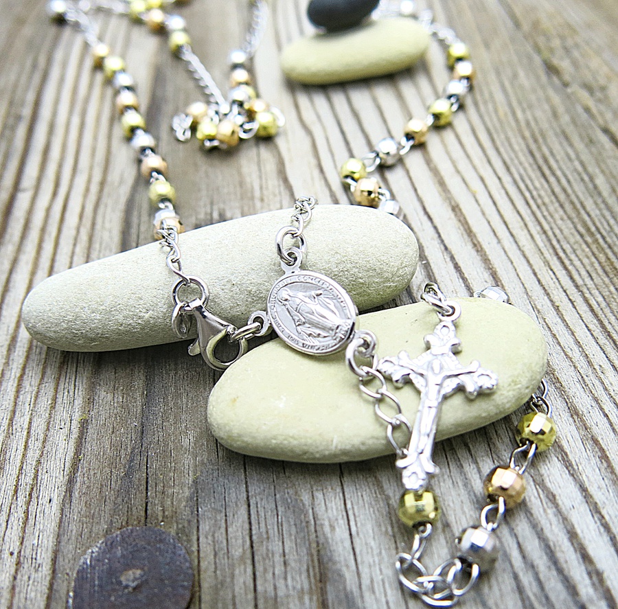 Stříbrný náhrdelník růženec kříž s broušenými kuličkami