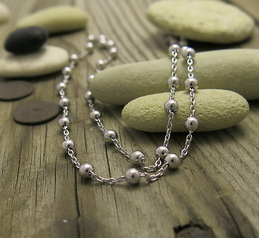 Hravý stříbrný náhrdelník s roztomilými kuličkami jako nevšední ozdoba dekoltu