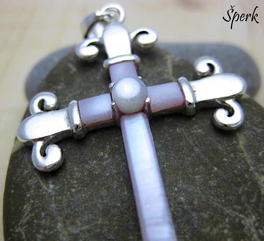 Stříbrný přívěsek křížek s perletí