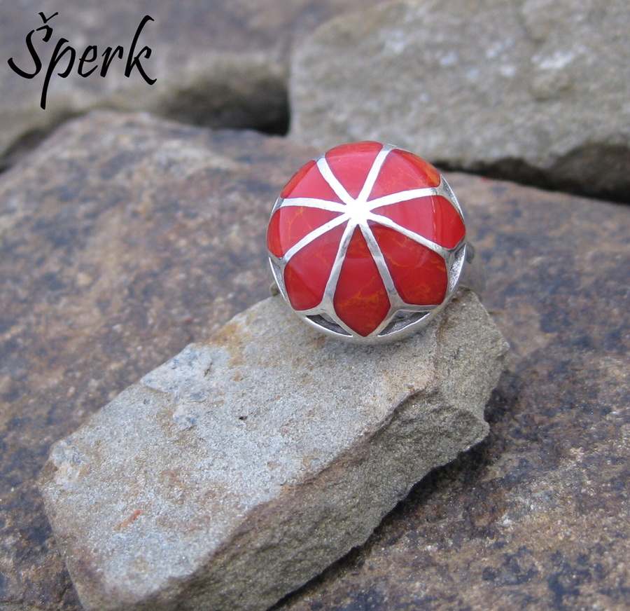 Stříbrný prsten s výraznou červenou perletí
