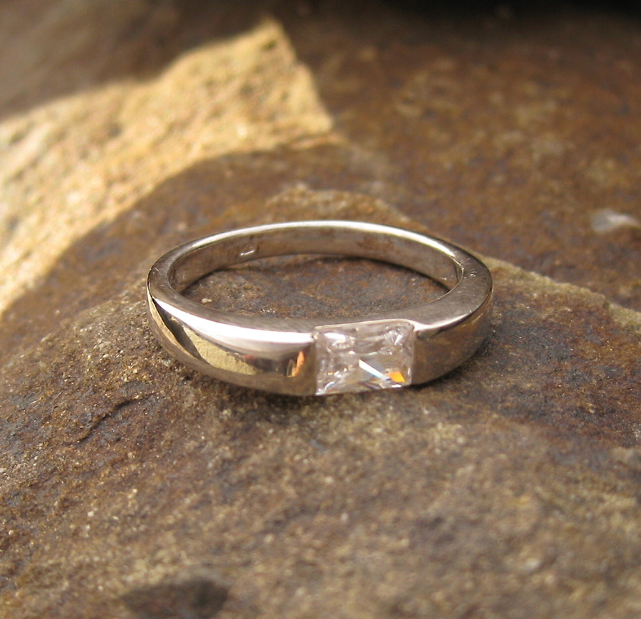 Elegantní stříbrný prsten doplněný velkým zirkonem
