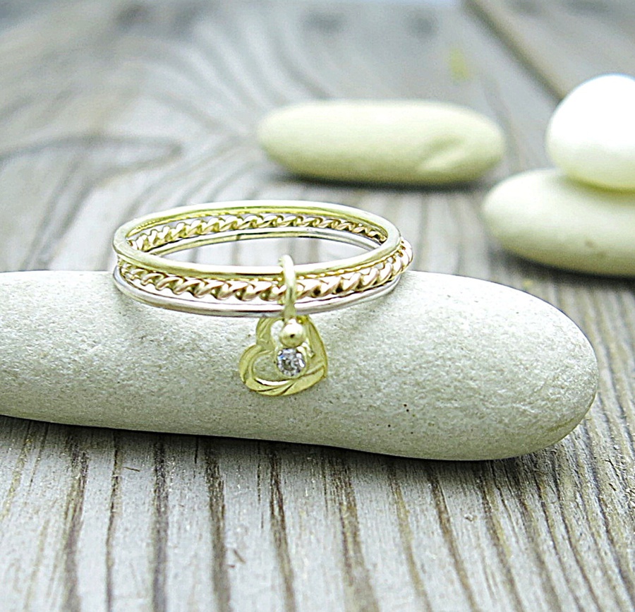 Nápaditý zlatý prsten se srdíčkem jako úchvatná kombinace žlutého, bílého a červeného zlata