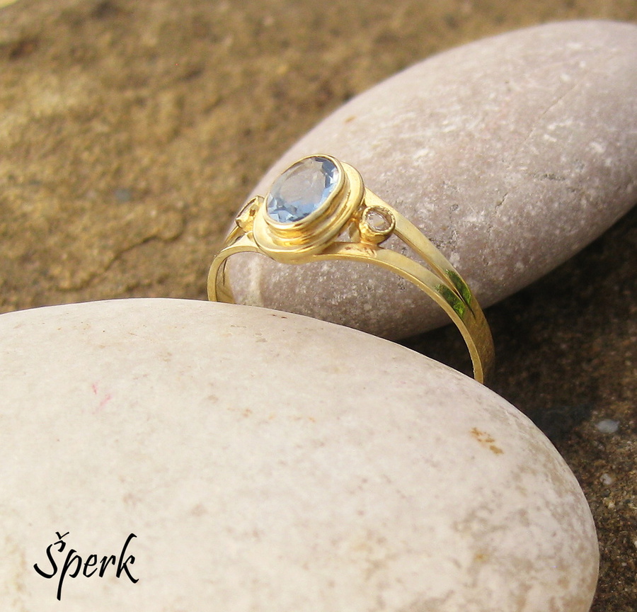 Okouzlující zlatý prsten s velkým namodralým zirkonem jako ozdoba každé ženy