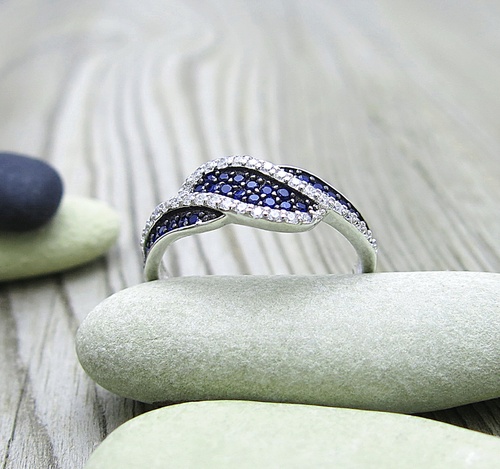 Krásný stříbrný prsten s bílými zirkony a modrým spinelem ~ tímto šperkem uchvátíte.