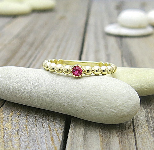 Něžný prsten se zlatými kuličkami a červeným kamenem