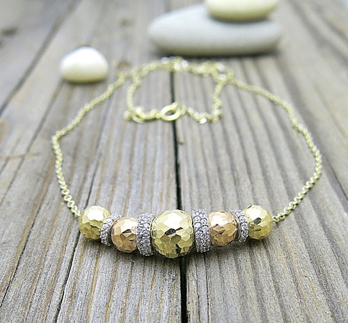 Zlatý náhrdelník s kuličkami z kombinovaného zlata. Náhrdelník kombinuje žluté, bílé a červené zlato.