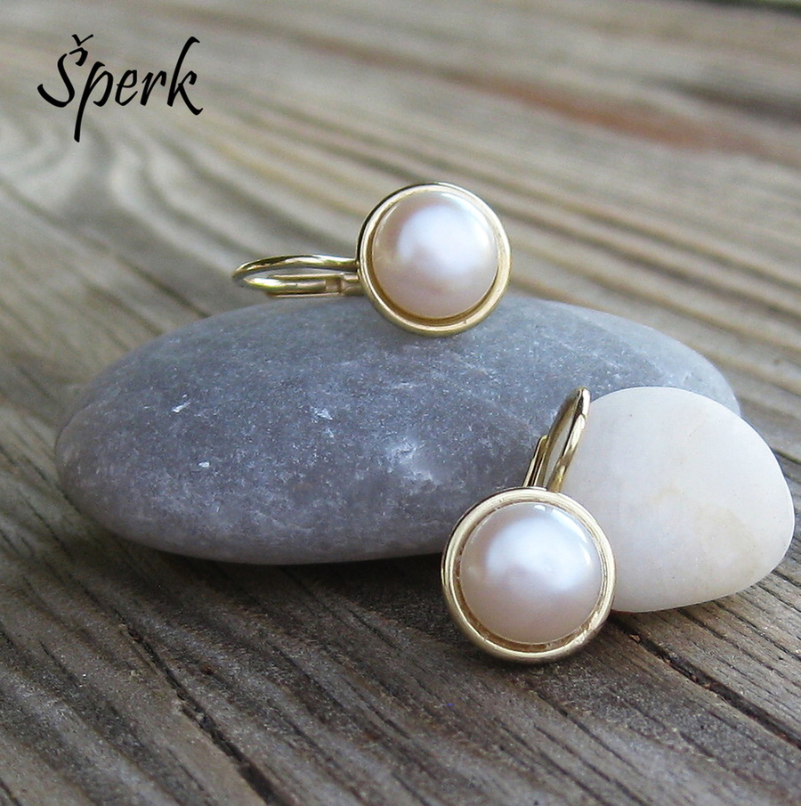 Zlaté náušnice s perlou – ideální šperky ke krajkovým šatům