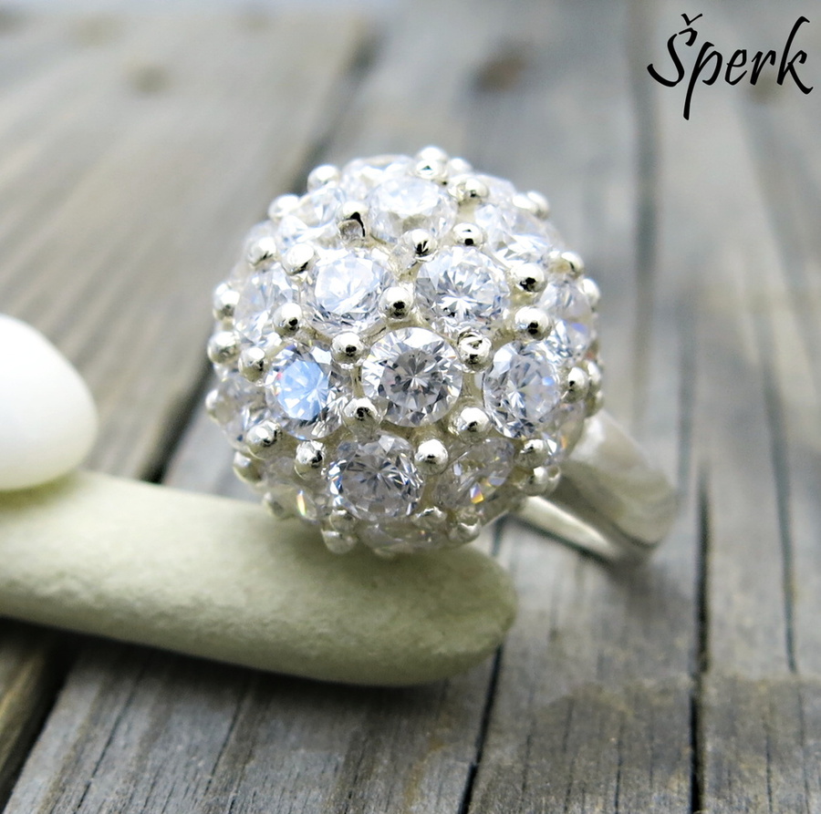 sperk ke krajkovým šatům může být krásný výrazný stříbrný prsten se zirkony ve tvaru polokoule
