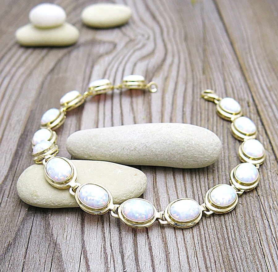 Zlatý náramek s opály – šperky ke krajkovým šatům by měly být výrazné a vyznít sólo